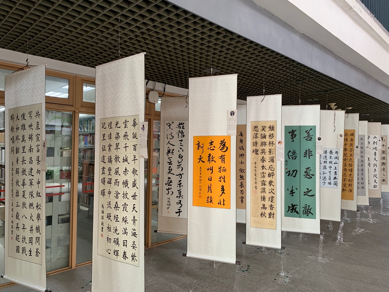 房間的擺設布局低可信度描述已自動生成