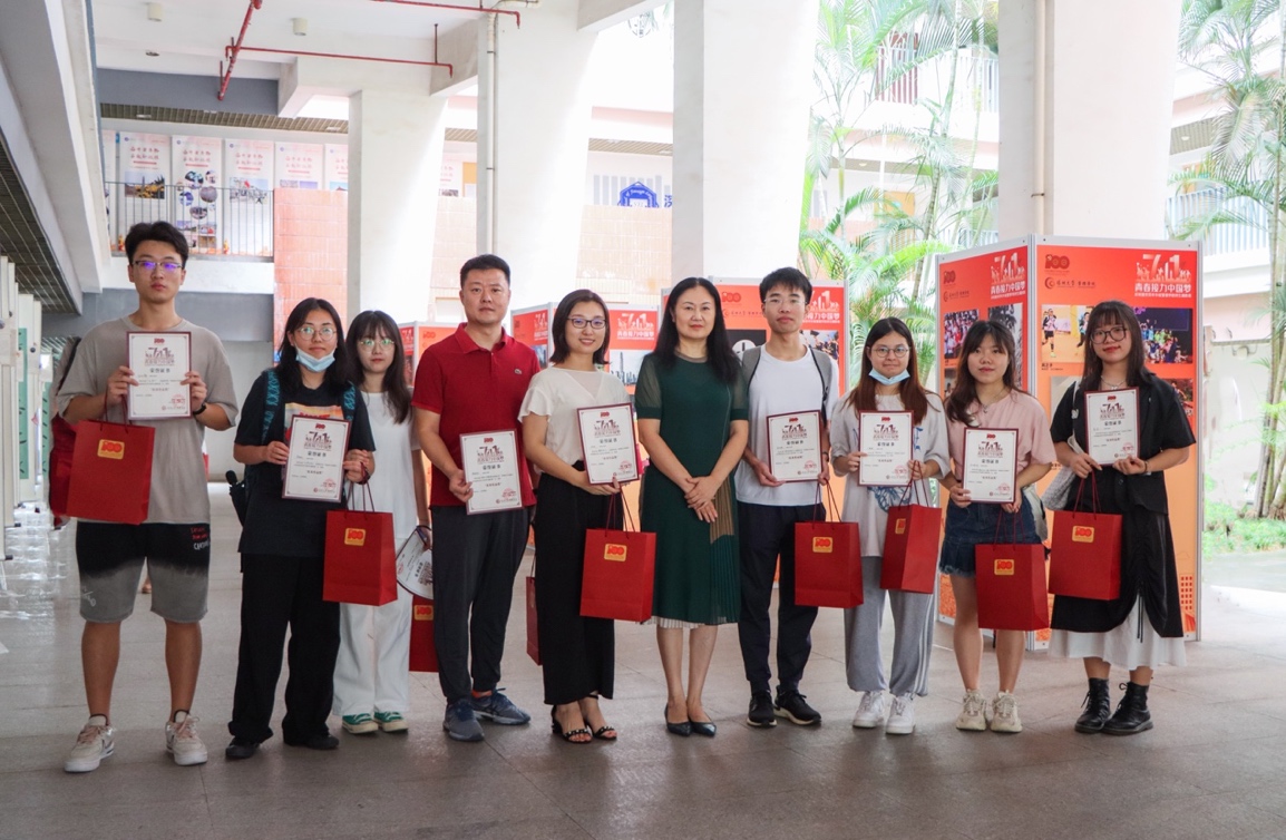 一群人站在一起描述已自動生成