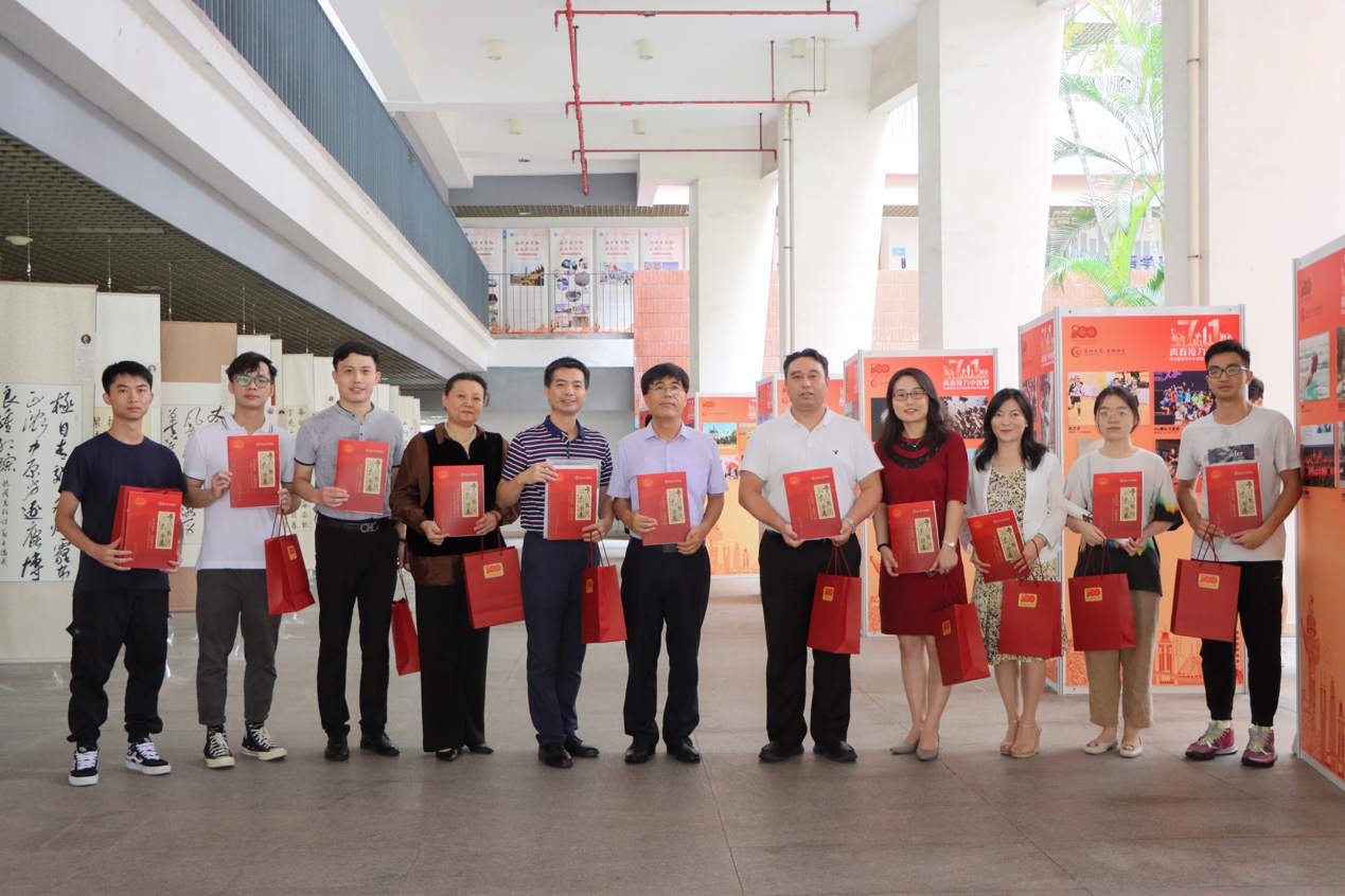 一群人站在一起描述已自動生成