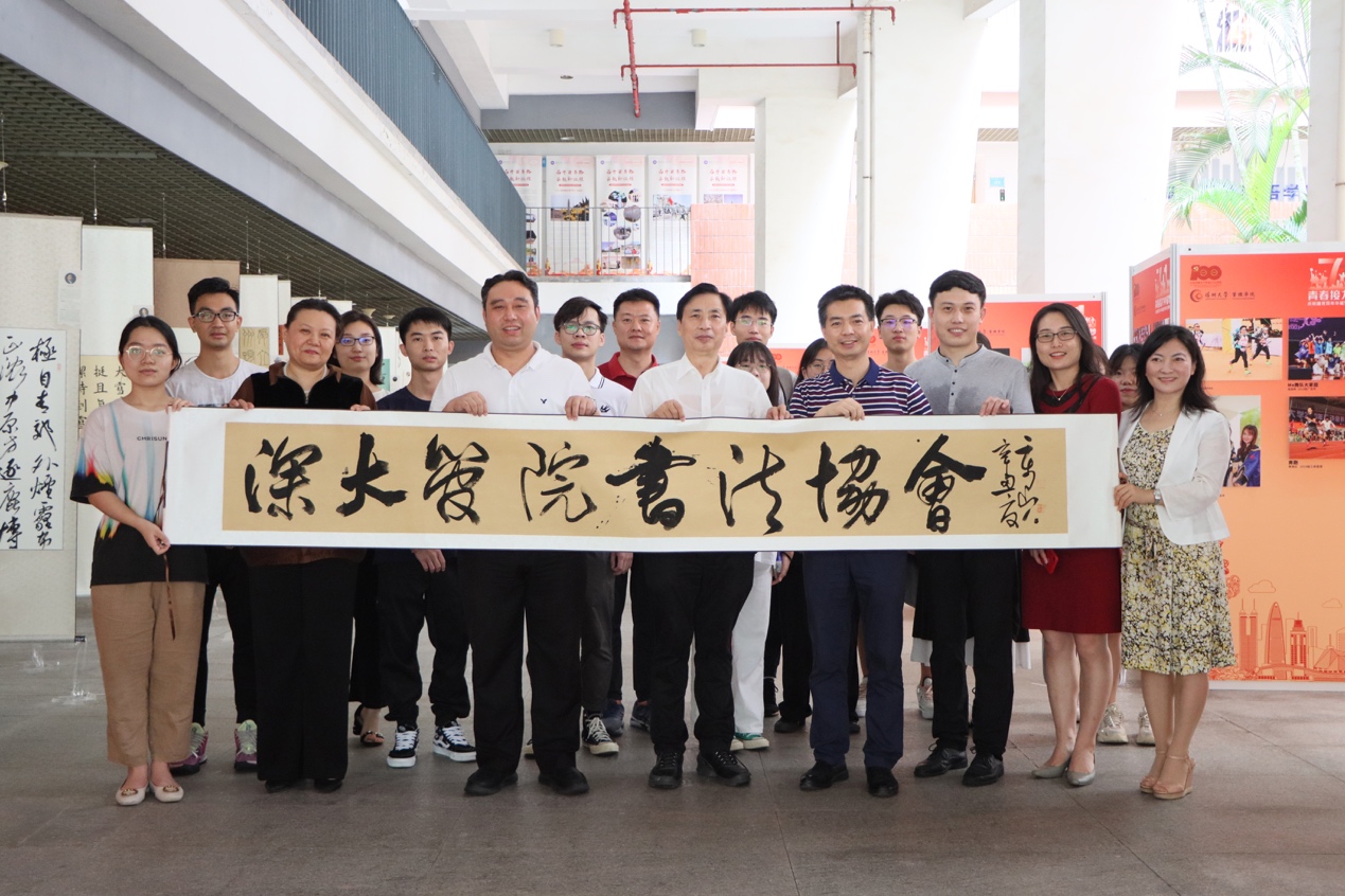 一群人站在一起描述已自動生成